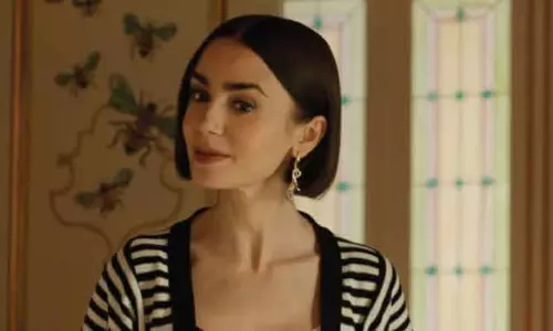 एमिली इन पेरिस Lily Collins पर चढ़ा अरब डिज़ाइनर्स का जादू