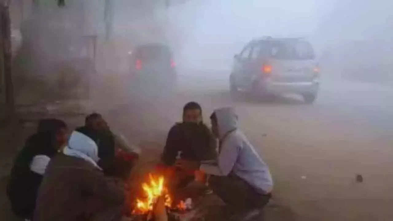Telangana: सर्दियों की शुरुआत के साथ ही तेलंगाना में कड़ाके की ठंड पड़ रही है