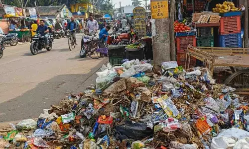 Odisha में सफाई कर्मचारियों का प्रदर्शन, कचरा फेंककर जताया विरोध Odisha में सफाई कर्मचारियों का प्रदर्शन, कचरा फेंककर जताया विरोध