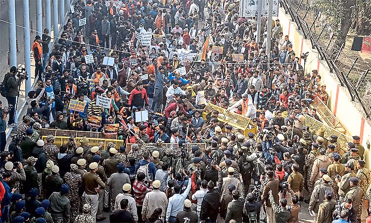 VHP और बजरंग दल के प्रदर्शनकारियों ने हाई कमीशन पर जताया विरोध, झड़प हुई
