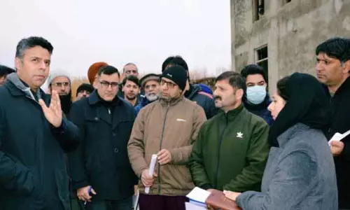 DC Budgam ने पंडित कॉलोनी शेखपोरा का दौरा किया, समुदाय की चिंताओं को सुना