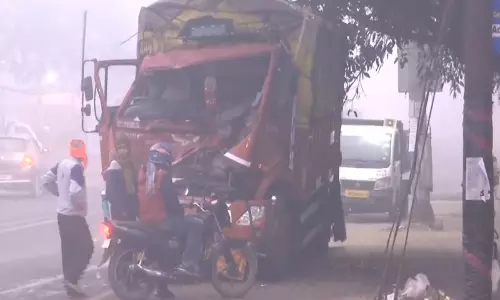 Moradabad के पास दो ट्रकों की टक्कर, एक घायल Moradabad के पास दो ट्रकों की टक्कर, एक घायल
