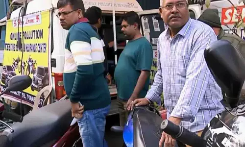 ओडिशा: ईंधन पाबंदियों के डर से प्रदूषण जांच केंद्रों पर भीड़ और OTP समस्या
