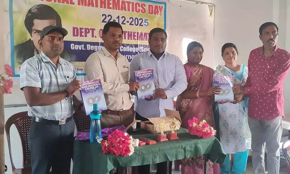 Telangana: एम. अंजैया द्वारा डिग्री छात्रों के लिए नई कैलकुलस किताब जारी की गई Telangana: एम. अंजैया द्वारा डिग्री छात्रों के लिए नई कैलकुलस किताब जारी की गई