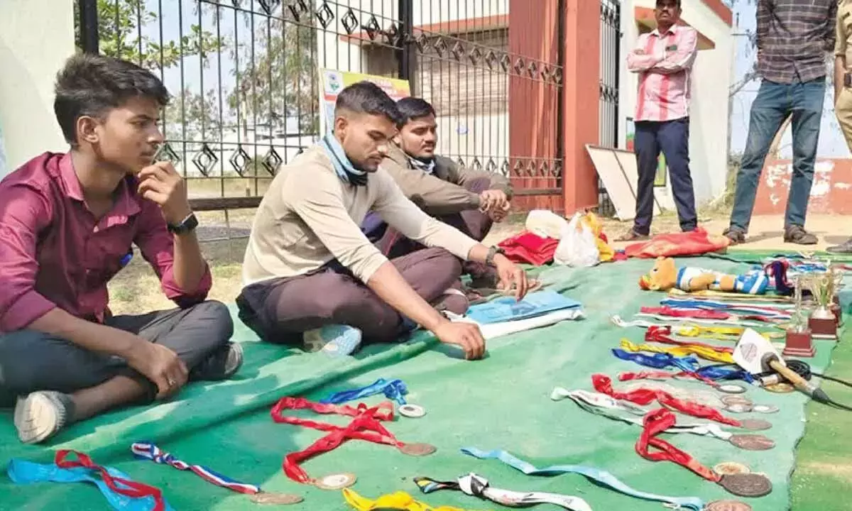 Khelo India एथलीट लोकेश राठौड़ ने विरोध प्रदर्शन किया, जीते हुए मेडल दिखाए