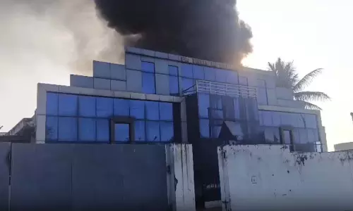 फर्नीचर फैक्ट्री में भीषण आग, एक श्रमिक गंभीर रूप से झुलसा