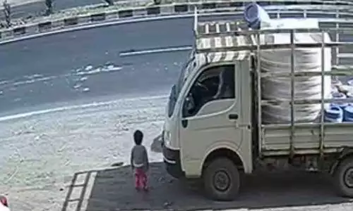 Daloda हाईवे पर हादसा, डेढ़ साल की बच्ची की मौत Daloda हाईवे पर हादसा, डेढ़ साल की बच्ची की मौत
