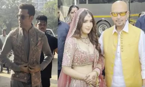 Hrithik और राकेश रोशन की शादी में अंदाज़, दुल्हन के साथ शेयर किया पोज़ Hrithik और राकेश रोशन की शादी में अंदाज़, दुल्हन के साथ शेयर किया पोज़