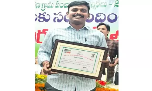 Collector Tripathi ने थुम्मदम पंचायत सचिव की प्रशंसा की Collector Tripathi ने थुम्मदम पंचायत सचिव की प्रशंसा की
