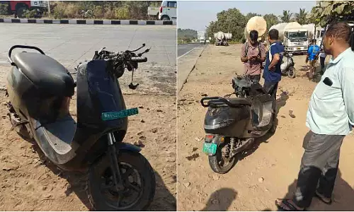 Panvel-Goa हाईवे पर एक बल्कर ट्रक ने ओला स्कूटर को टक्कर मार दी Panvel-Goa हाईवे पर एक बल्कर ट्रक ने ओला स्कूटर को टक्कर मार दी