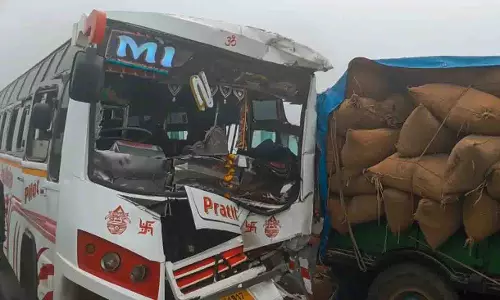Binika के पास स्कूल पिकनिक बस और ट्रैक्टर की टक्कर, 20 छात्र घायल