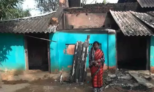 पति ने घर में आग लगाई, पत्नी मौत से बची, घर जलकर राख