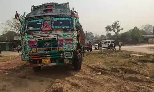 तेज रफ्तार ट्रक की टक्कर से बाइक सवार महिला की दर्दनाक मौत, चालक गिरफ्तार