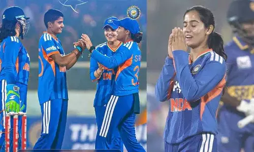 Charani Vaishnavi ने श्रीलंका को 128 पर रोका Charani Vaishnavi ने श्रीलंका को 128 पर रोका