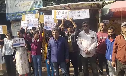 Barasat में महिला की हत्या के आरोपी पति के कोर्ट में पेश होने पर विरोध प्रदर्शन Barasat में महिला की हत्या के आरोपी पति के कोर्ट में पेश होने पर विरोध प्रदर्शन
