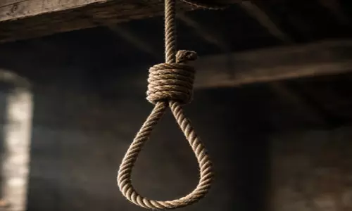11वीं छात्रा ने मां की साड़ी को बनाया मौत का फंदा 11वीं छात्रा ने मां की साड़ी को बनाया मौत का फंदा