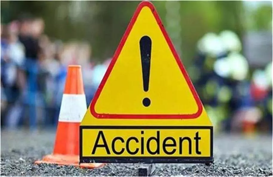 Damoh News: 25 फिट नीचे गिरी डंपर, गिट्टी में दबे कांग्रेस नेता समेत 3 की मौत Damoh News: 25 फिट नीचे गिरी डंपर, गिट्टी में दबे कांग्रेस नेता समेत 3 की मौत