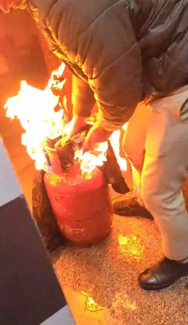 गैस सिलेंडर में आग लगने पर पुलिसकर्मी ने परिवारों को बचाया। गैस सिलेंडर में आग लगने पर पुलिसकर्मी ने परिवारों को बचाया।