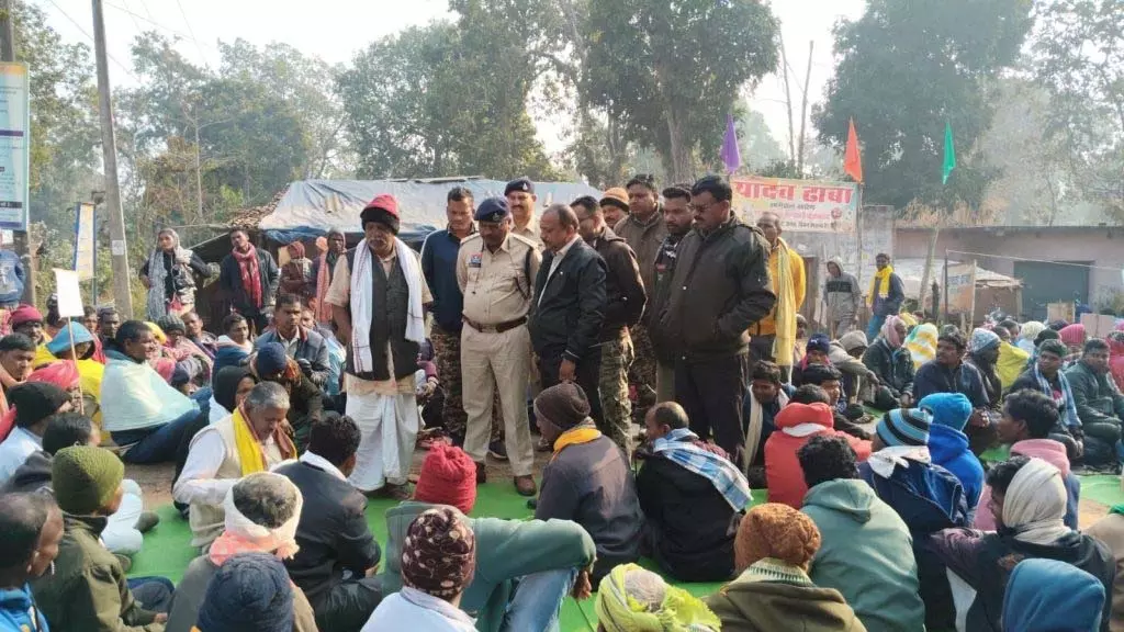 नेशनल हाईवे पर इकट्ठा हुए ग्रामीण, किया चक्काजाम नेशनल हाईवे पर इकट्ठा हुए ग्रामीण, किया चक्काजाम