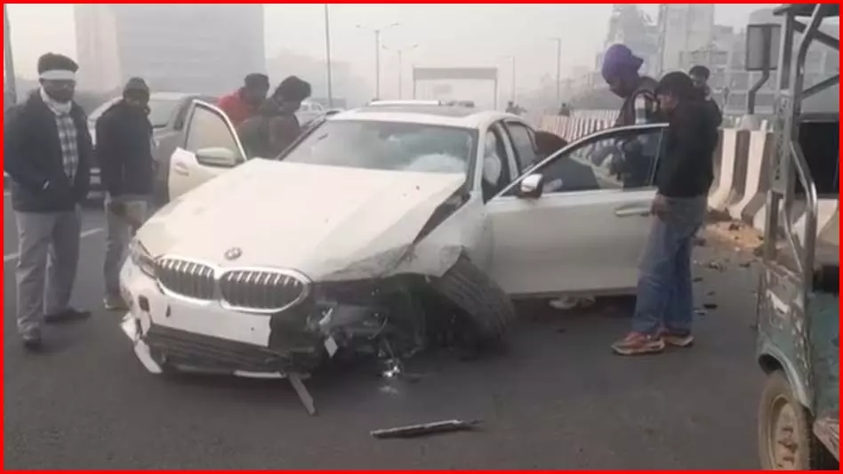 हादसे का शिकार तेज रफ्तार BMW, फिर गालियां देने लगा ड्राइवर हादसे का शिकार तेज रफ्तार BMW, फिर गालियां देने लगा ड्राइवर