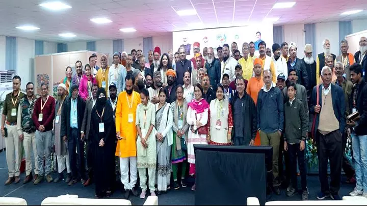 Bhopal: सैलानियों में लोकप्रिय हुए तुलसी सीरप और बेल शर्बत Bhopal: सैलानियों में लोकप्रिय हुए तुलसी सीरप और बेल शर्बत