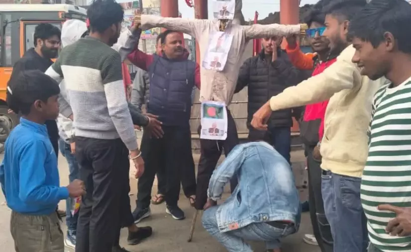 Shahjahanpur: हिंदू युवा संगठन ने बांग्लादेश पीएम का पुतला जलाया Shahjahanpur: हिंदू युवा संगठन ने बांग्लादेश पीएम का पुतला जलाया