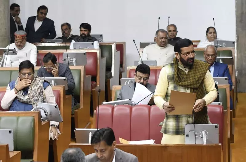 Haryana विधानसभा ने दुकान कर्मचारियों के लिए रोज़ाना काम के घंटे बढ़ाकर 10 घंटे करने वाला बिल पास किया Haryana विधानसभा ने दुकान कर्मचारियों के लिए रोज़ाना काम के घंटे बढ़ाकर 10 घंटे करने वाला बिल पास किया