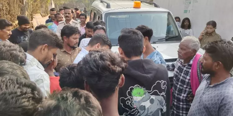 Odisha: युवक की मौत को लेकर ग्रामीणों ने 3 घंटे तक पुलिस की गाड़ी को रोका Odisha: युवक की मौत को लेकर ग्रामीणों ने 3 घंटे तक पुलिस की गाड़ी को रोका