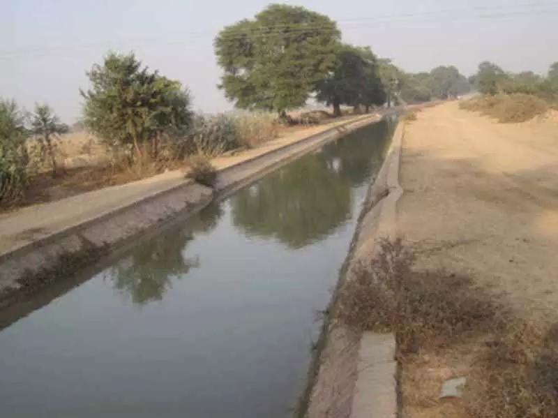 Ganga Canal में पानी की कमी को लेकर किसानों ने ऑफिस पर धावा बोला Ganga Canal में पानी की कमी को लेकर किसानों ने ऑफिस पर धावा बोला
