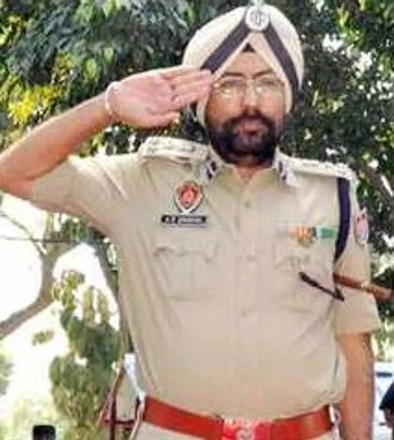 8 करोड़ रुपये की ठगी के बाद पंजाब के पूर्व IPS अधिकारी अमर सिंह चहल ने खुद को गोली मार ली 8 करोड़ रुपये की ठगी के बाद पंजाब के पूर्व IPS अधिकारी अमर सिंह चहल ने खुद को गोली मार ली