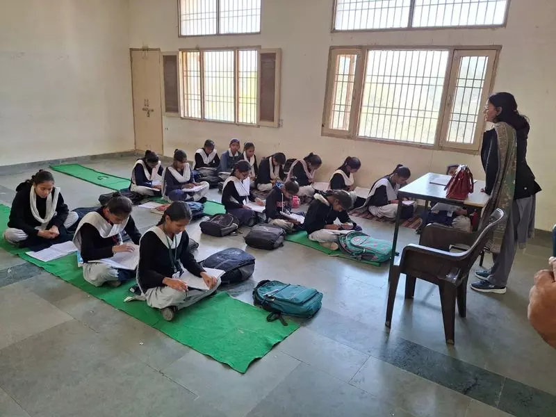Fatehabad में 4.3 करोड़ रुपये के पीएम श्री स्कूल में कोई डेस्क, बेंच नहीं Fatehabad में 4.3 करोड़ रुपये के पीएम श्री स्कूल में कोई डेस्क, बेंच नहीं