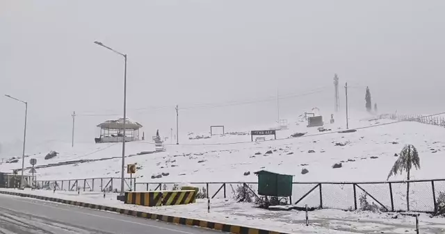Jammu: बर्फबारी ने बाधित की सड़कें, NH खुला और अन्य बंद Jammu: बर्फबारी ने बाधित की सड़कें, NH खुला और अन्य बंद