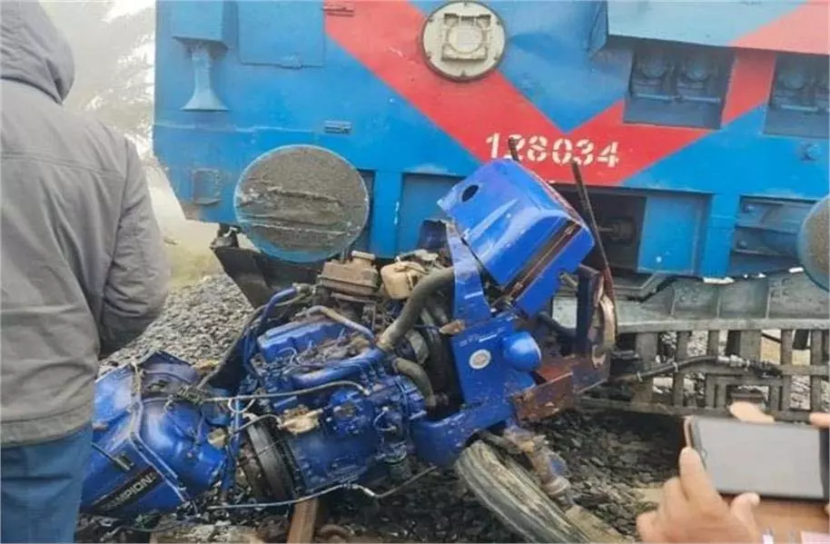 Bihar Train Accident: घने कोहरे के कारण रोटावेटर से टकराई पैसेंजर ट्रेन, यात्रियों में मचा हड़कंप Bihar Train Accident: घने कोहरे के कारण रोटावेटर से टकराई पैसेंजर ट्रेन, यात्रियों में मचा हड़कंप