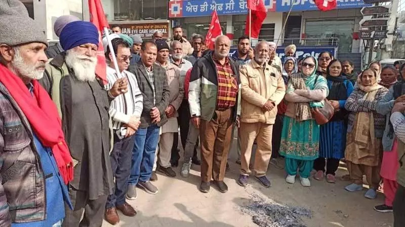 होशियारपुर में CPM कार्यकर्ताओं ने केंद्र द्वारा पास किए गए चार बिलों की कॉपियां जलाईं होशियारपुर में CPM कार्यकर्ताओं ने केंद्र द्वारा पास किए गए चार बिलों की कॉपियां जलाईं