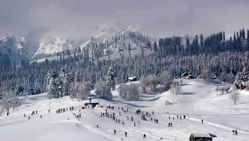 Kashmir के कुछ हिस्सों में ताज़ा बर्फबारी, बारिश Kashmir के कुछ हिस्सों में ताज़ा बर्फबारी, बारिश