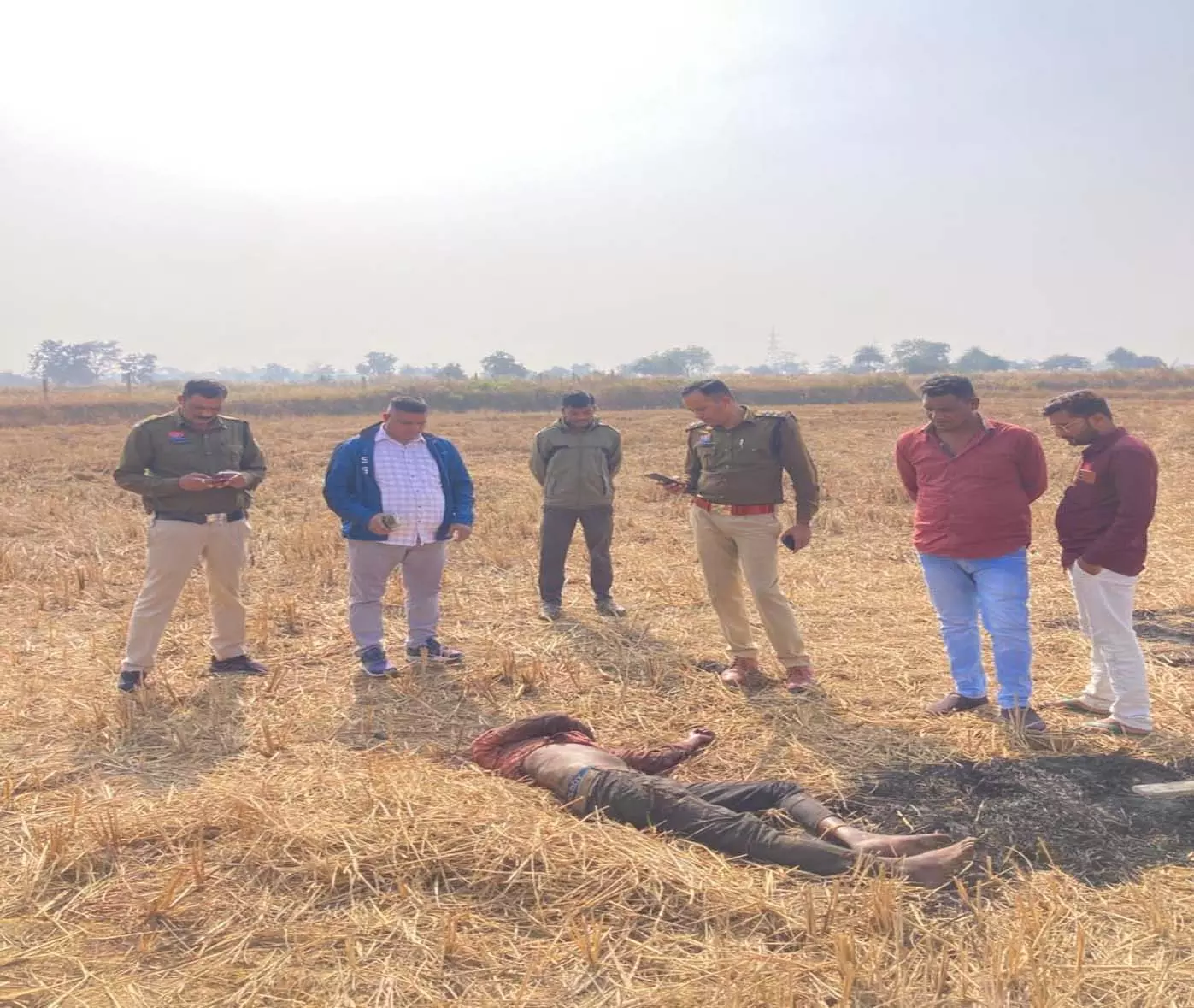 छपोरा गांव में सनसनीखेज हत्या, खेत में मिली अज्ञात युवक की लाश छपोरा गांव में सनसनीखेज हत्या, खेत में मिली अज्ञात युवक की लाश
