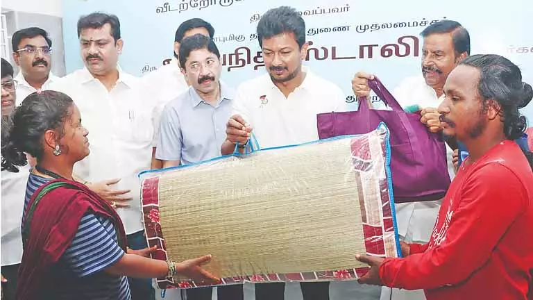Udhayanidhi Stalin ने मरीना के पास बेघर लोगों के लिए नाइट शेल्टर खोला Udhayanidhi Stalin ने मरीना के पास बेघर लोगों के लिए नाइट शेल्टर खोला