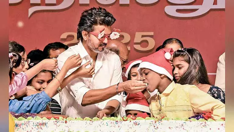 विजय ने TVK के धर्मनिरपेक्ष न्याय के एजेंडे को फिर से दोहराया, सांप्रदायिक सद्भाव की बात कही विजय ने TVK के धर्मनिरपेक्ष न्याय के एजेंडे को फिर से दोहराया, सांप्रदायिक सद्भाव की बात कही