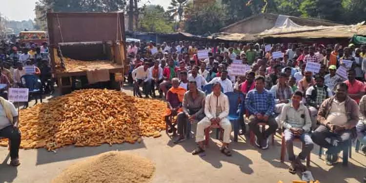 Jharigaon मंडियों के खुलने में देरी को लेकर किसानों ने किया विरोध प्रदर्शन Jharigaon मंडियों के खुलने में देरी को लेकर किसानों ने किया विरोध प्रदर्शन