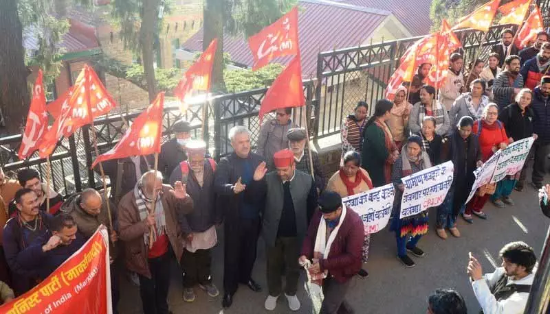 CPM ने MGNREGA को खत्म करने के लिए केंद्र सरकार के खिलाफ विरोध प्रदर्शन किया CPM ने MGNREGA को खत्म करने के लिए केंद्र सरकार के खिलाफ विरोध प्रदर्शन किया