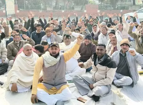 Bhiwani: हड़ताल के कारण समितियों में प्रशासनिक ठहराव Bhiwani: हड़ताल के कारण समितियों में प्रशासनिक ठहराव