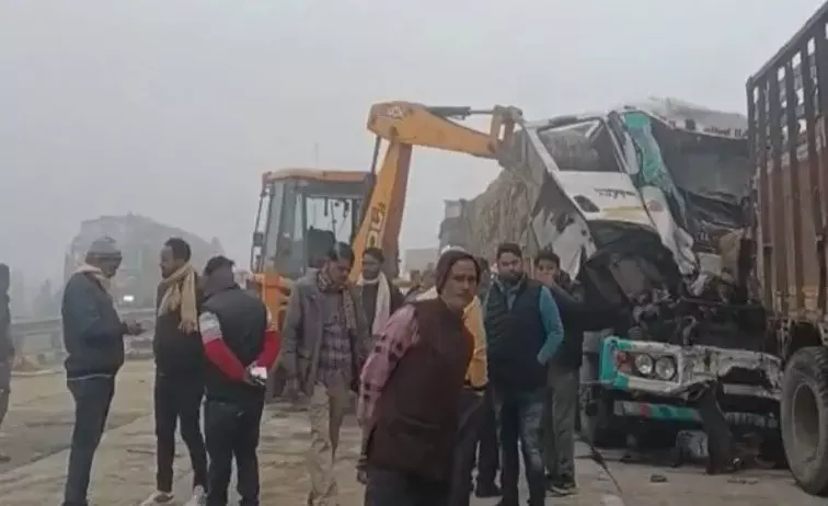 Amethi: लखनऊ-वाराणसी मार्ग पर ट्रैफिक जाम और दुर्घटना Amethi: लखनऊ-वाराणसी मार्ग पर ट्रैफिक जाम और दुर्घटना