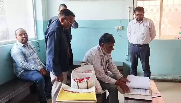 Cuttack में स्वास्थ्य विभाग ने डायग्नोस्टिक सेंटर पर छापा मारा, कोई लाइसेंस नहीं मिला Cuttack में स्वास्थ्य विभाग ने डायग्नोस्टिक सेंटर पर छापा मारा, कोई लाइसेंस नहीं मिला