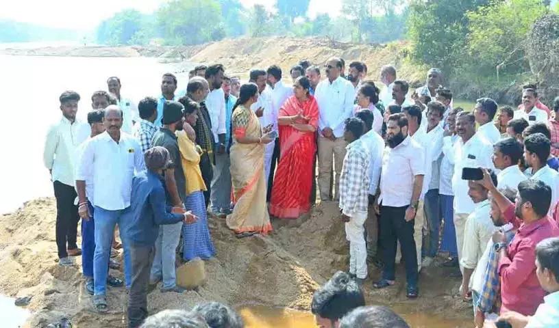 एम पद्मा देवेंद्र रेड्डी ने Medak Mandal में अवैध रेत खनन स्थल का दौरा किया एम पद्मा देवेंद्र रेड्डी ने Medak Mandal में अवैध रेत खनन स्थल का दौरा किया