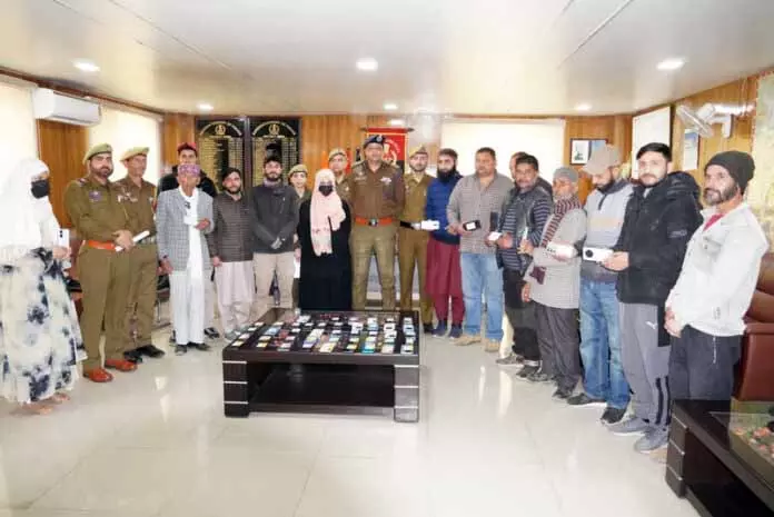 58 खोए हुए सेल फोन, 6.5 लाख रुपये की धोखाधड़ी की रकम पीड़ितों को वापस लौटाई गई: SSP Doda 58 खोए हुए सेल फोन, 6.5 लाख रुपये की धोखाधड़ी की रकम पीड़ितों को वापस लौटाई गई: SSP Doda