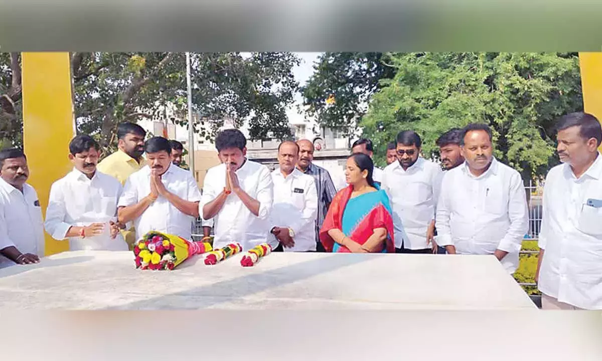 Andhra: विधायक परिताला सुनीता से मिले Andhra: विधायक परिताला सुनीता से मिले