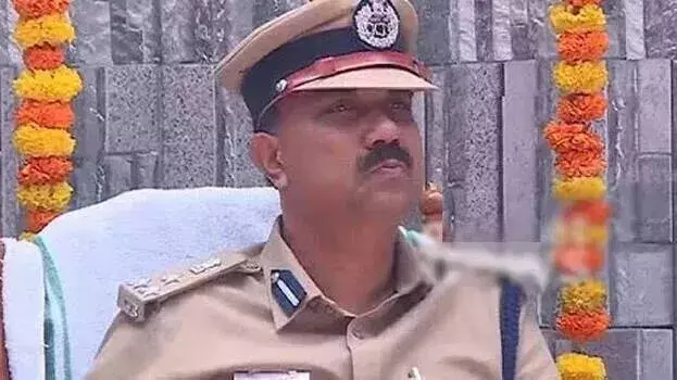 kerala: रिश्वत आरोपों के बाद DIG एम के विनोद कुमार को सस्पेंड किया गया kerala: रिश्वत आरोपों के बाद DIG एम के विनोद कुमार को सस्पेंड किया गया