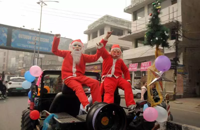 Amritsar: पारंपरिक उत्साह के साथ क्रिसमस जुलूस निकाला गया Amritsar: पारंपरिक उत्साह के साथ क्रिसमस जुलूस निकाला गया