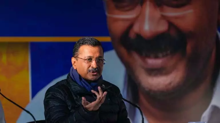 दिल्ली के LG ने वायु प्रदूषण इमरजेंसी के लिए केजरीवाल को ज़िम्मेदार ठहराया दिल्ली के LG ने वायु प्रदूषण इमरजेंसी के लिए केजरीवाल को ज़िम्मेदार ठहराया
