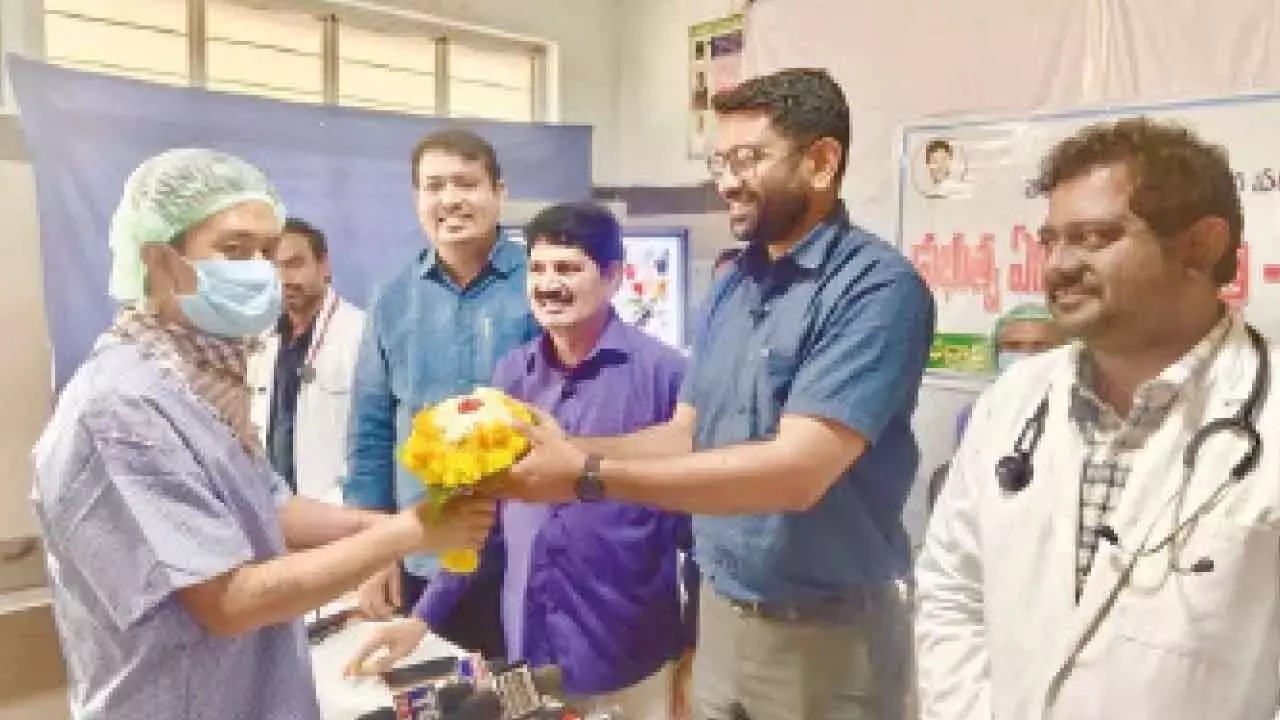Telangana: हाई-रिस्क इमरजेंसी सर्जरी में डॉक्टर जान बचाते हैं Telangana: हाई-रिस्क इमरजेंसी सर्जरी में डॉक्टर जान बचाते हैं